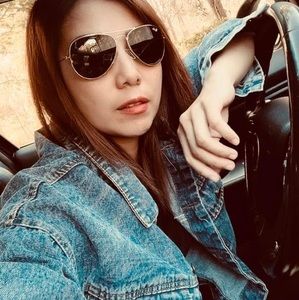 Meet your Posher, Jenjira